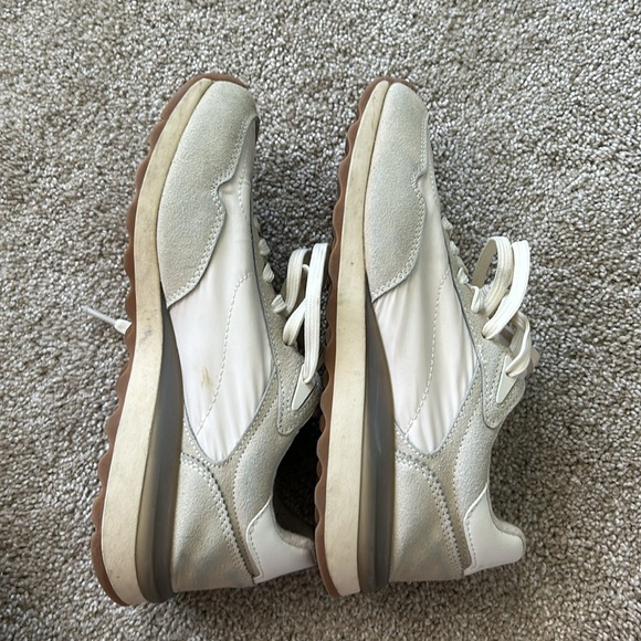 Cushionaire Sneakers, Size 7 - Picture 7 of 11